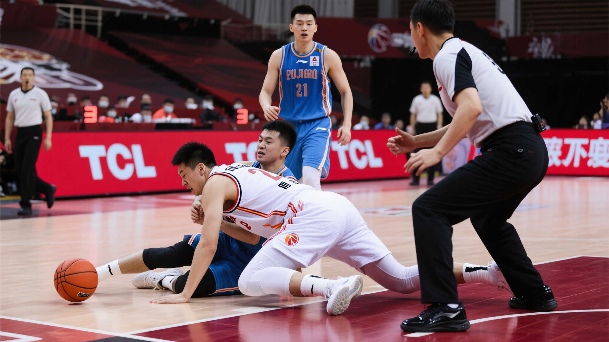 裁判漏吹？红队11号疑似肘击蓝队9号致其倒地引热议